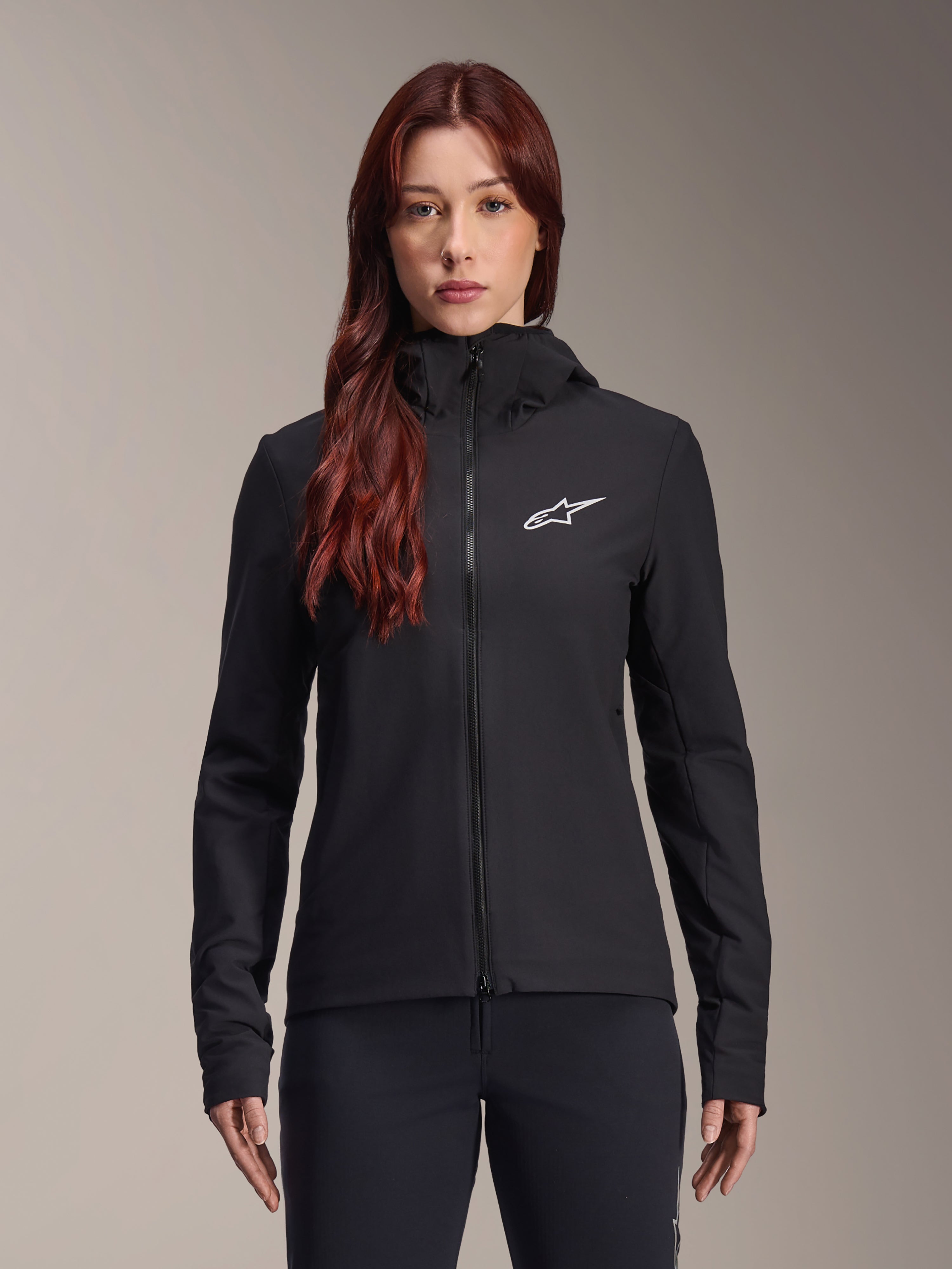 Alpinestars Stella A-Dura Thermal Jacket, dames fietsjack, zwart, wit sterlogo op de borst, ontwerp met ritssluiting en capuchon, aansluitende pasvorm met lange mouwen voor mountainbiken