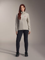 Veste thermique Alpinestars Stella A-Dura pour femme, veste de VTT, gris titane, portée avec un pantalon technique noir et des chaussures noires, dotée d'une capuche doublée de polaire et d'un logo rouge sur la poitrine, conçue pour les sorties par temps froid
