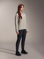 Veste thermique Alpinestars Stella A-Dura, gris titane, veste de cyclisme thermique pour femme avec un logo étoile rouge sur la poitrine, portée avec un pantalon technique noir et des chaussures de VTT noires, photo en studio pour vêtements de cyclisme