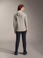 Veste thermique femme Alpinestars Stella A-Dura, Gris Titane, vue de dos portée avec un pantalon noir, dotée d'une capuche isolée doublée de polaire et d'un petit logo rouge, veste de VTT fonctionnelle et élégante pour rouler par temps froid.
