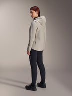 Alpinestars Stella A-Dura Thermal Jacket en gris Titanium, vue de trois-quarts arrière d'une femme portant la veste de cyclisme isolée à capuche et un pantalon de VTT noir, photo en studio montrant la coupe régulière et les détails des poches.