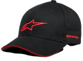 Alpinestars Rostrum pet, zwarte baseballcap met rood 3D-sterlogo, gebogen klep met rood sandwich-detail, geborduurd Alpinestars-logo op de zijkant, casual motorsport-hoofdbedekking