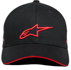 Alpinestars Rostrum pet, snapback cap met gebogen klep, zwart en rood, 3D-geborduurd rood A-star logo op de voorkant, rode sandwich-rand aan de klep, gestructureerde kroon, twill stof, casual motorsport hoofdbedekking