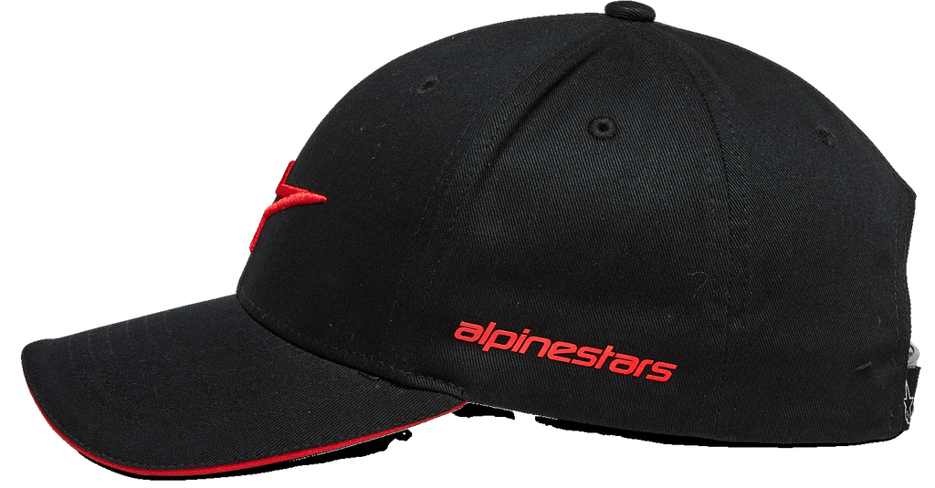 Alpinestars Rostrum pet, baseballcap, zwart en rood, zijaanzicht, gebogen klep met rode sandwich-rand, 3D geborduurd logo op de voorkant, rood Alpinestars-woordmerk op de zijkant, casual motorsport streetwear
