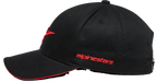 Alpinestars Rostrum pet, baseballcap, zwart en rood, zijaanzicht, gebogen klep met rode sandwich-rand, 3D geborduurd logo op de voorkant, rood Alpinestars-woordmerk op de zijkant, casual motorsport streetwear