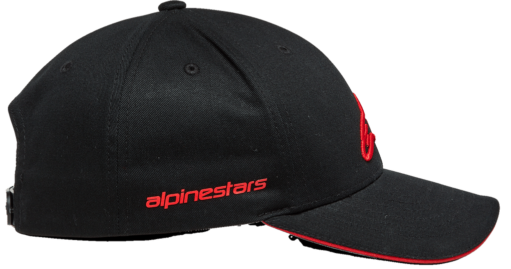 Alpinestars Rostrum pet, snapback cap met gebogen klep, zwart en rood, zijaanzicht met rood Alpinestars woordmerk, gestructureerde kroon en rode sandwich-rand aan de klep, op motorsport geïnspireerde hoofdbedekking