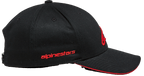 Alpinestars Rostrum pet, snapback cap met gebogen klep, zwart en rood, zijaanzicht met rood Alpinestars woordmerk, gestructureerde kroon en rode sandwich-rand aan de klep, op motorsport geïnspireerde hoofdbedekking