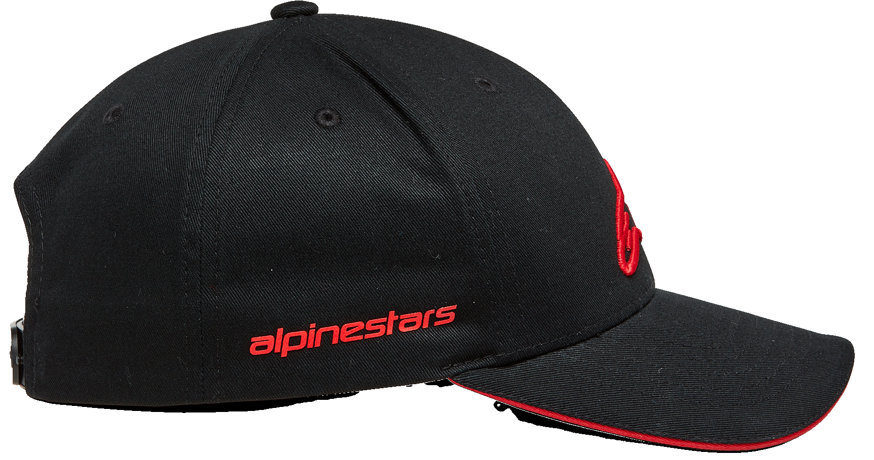 Alpinestars Rostrum pet, snapback cap met gebogen klep, zwart en rood, zijaanzicht met rood Alpinestars woordmerk, gestructureerde kroon en rode sandwich-rand aan de klep, op motorsport geïnspireerde hoofdbedekking