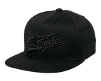 Alpinestars Los Angeles pet, snapback met platte klep, volledig zwart, 3D geborduurd Los Angeles atletisch lettertype met Ageless-logo op de voorkant, gestructureerde kroon, casual streetwear-stijl