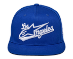 Alpinestars Los Angeles pet, blauwe snapback cap, wit 3D-borduurwerk met sportief 'Los Angeles' lettertype en Ageless-logo, gestructureerde kroon, platte klep, casual sportswear streetwear.