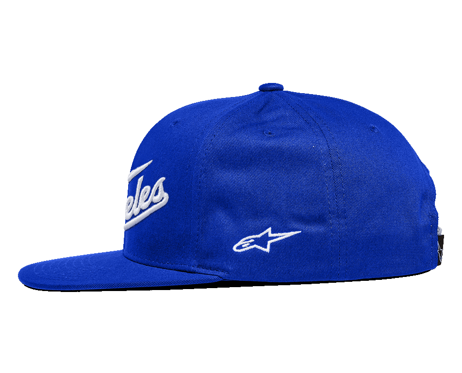 Alpinestars Los Angeles pet, snapback pet met platte klep, blauw met wit borduurwerk, zijaanzicht met een gestructureerde kroon, 3D-geborduurde letters op de voorkant en een klein Ageless-logo aan de zijkant