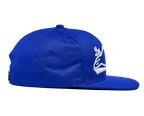 Alpinestars Los Angeles pet, blauwe snapback cap, zijaanzicht, voorzien van een platte klep en gestructureerde kroon, felblauw katoenen twill met wit 3D-borduurwerk, casual sportkleding.