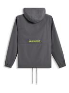 Alpinestars Speeder Chromium Windbreak Jacket, achteraanzicht, antracietgrijs met Hi-Vis geel logo op de rug, windjack met capuchon, elastische manchetten en zoom met trekkoord, casual motorsport-geïnspireerde streetwear