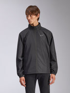 Alpinestars Overhaul Racer Jacket, veste de pluie noire pour homme, avec col montant et fermeture éclair frontale intégrale, petit logo blanc sur la poitrine, poignets élastiques, tissu lisse résistant à l'eau, design minimaliste inspiré du sport automobile