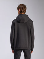Alpinestars Harken Hoodie, zwart, achteraanzicht van een mannelijk model in een casual fleece pullover, geribbelde manchetten en zoom, moderne motorsport-geïnspireerde streetwear