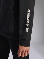 Alpinestars Harken Hoodie, zwart, close-up van de mouw met verticaal wit woordmerklogo, ribboord en kangoeroezak-detail, casual sportkleding fleece