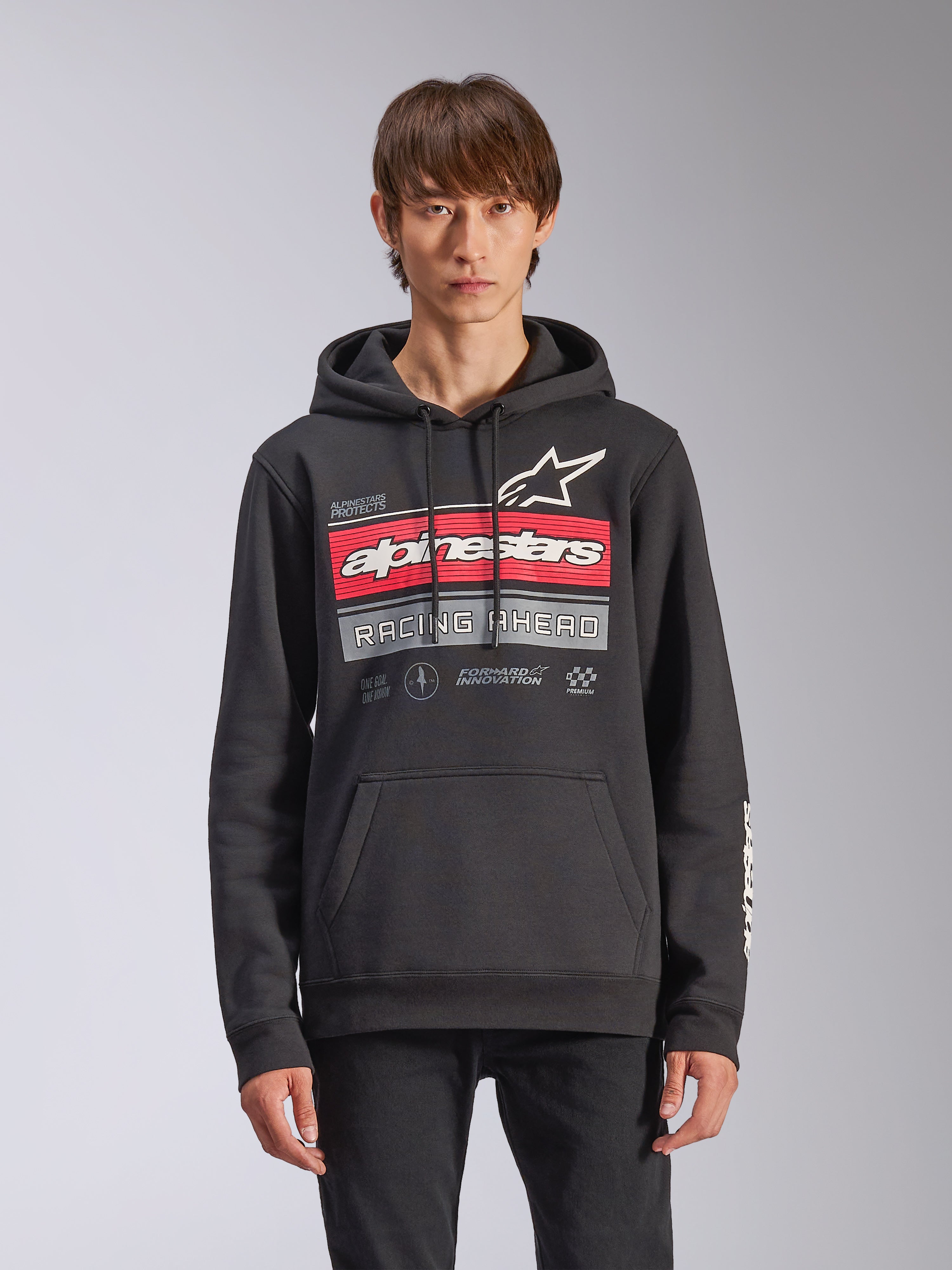 Alpinestars Harken Hoodie, zwarte pullover fleece hoodie, met een grafisch ontwerp in rood en grijs kleurverloop, Alpinestars-logo en 'Racing Ahead'-tekst, kangoeroezak, capuchon met trekkoord en branding op de mouw, casual motorsport-geïnspireerd ontwerp