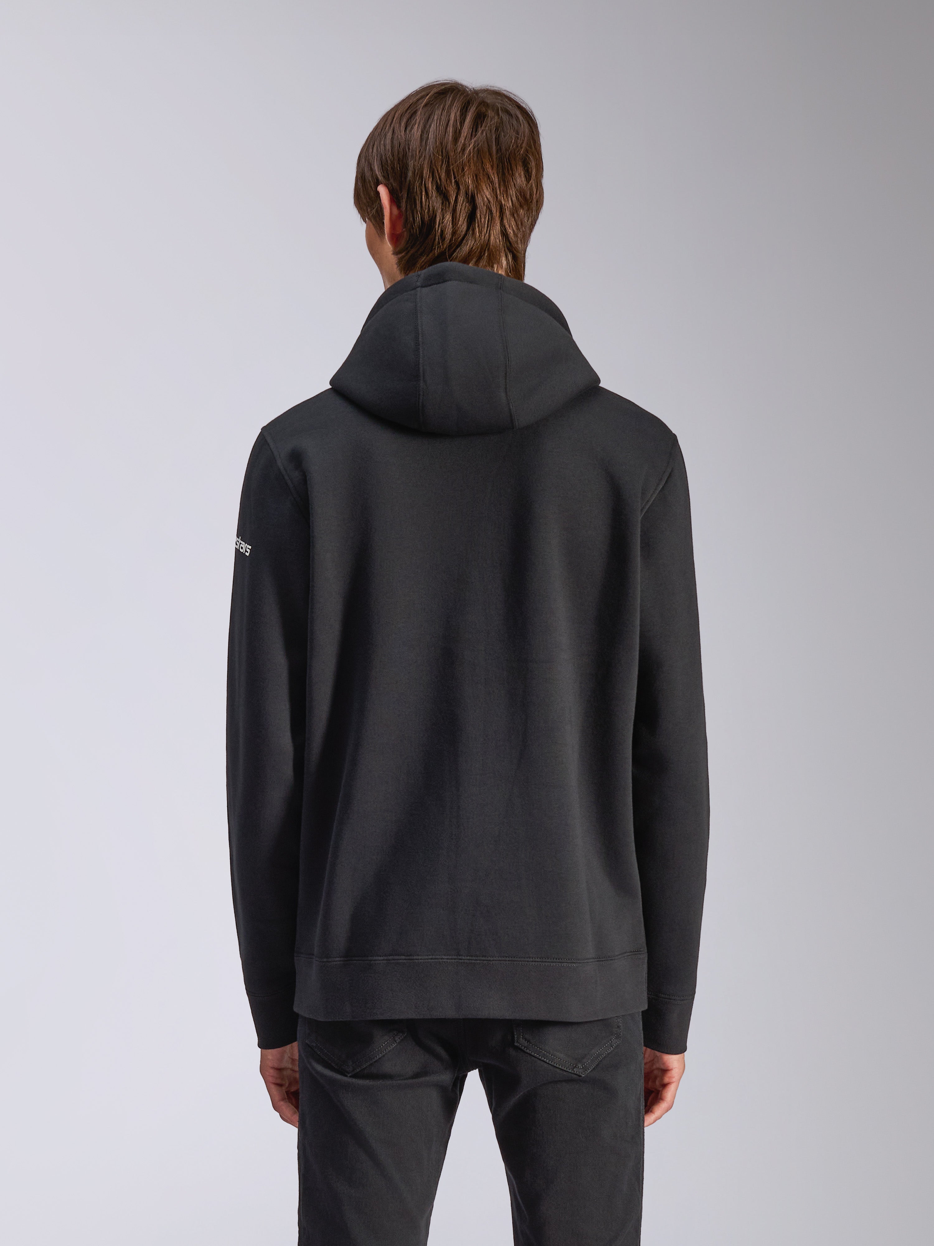 Sweat à capuche Frontal Alpinestars, noir, vue de dos d'un sweat-shirt à capuche décontracté, avec capuche doublée, ourlet côtelé et logo wordmark blanc sur la manche, streetwear inspiré des sports mécaniques.
