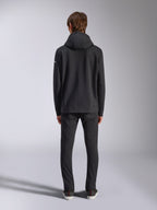 Alpinestars Frontal Hoodie, streetwear décontracté, noir, vue arrière d'un mannequin portant un sweat à capuche en polaire à enfiler, doté d'un ourlet et de poignets côtelés, petit logo wordmark blanc sur la manche, associé à un pantalon noir