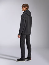 Alpinestars Frontal Hoodie, lässige Streetwear, Schwarz, Rückansicht von der Seite mit weißem Wortmarken-Logo am Ärmel, getragen mit schwarzer Hose und Sneakern, modernes motorsport-inspiriertes Design