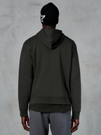 Alpinestars Essentials Ageless Hoodie, Rückansicht, Off Black, lässige Streetwear, Model mit schwarzer Beanie mit weißem Stern-Logo und grauer Hose, Premium-Fleece mit Stone-Wash-Finish