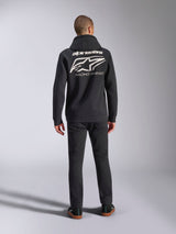 Alpinestars Formulation Hoodie, Schwarz, Rückansicht am Modell mit großem weißem Alpinestars-Logo und 'Racing Ahead'-Schriftzug, lässige Motorsport-inspirierte Streetwear