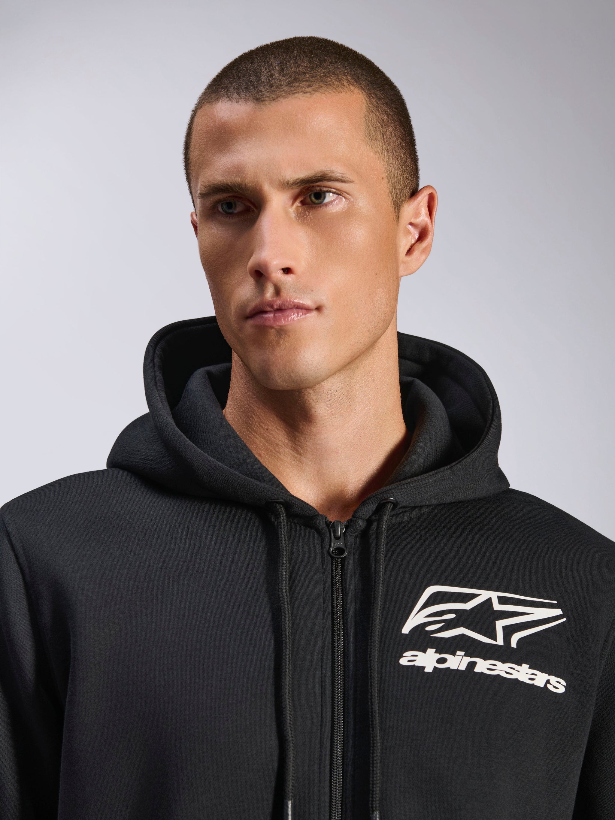 Alpinestars Formulation Hoodie, Schwarz, Kapuzenpullover mit Reißverschluss vorne, weißes Alpinestars-Logo und Schriftzug auf der Brust, netzgefütterte Kapuze mit Kordelzügen, lässige, vom Motorsport inspirierte Streetwear