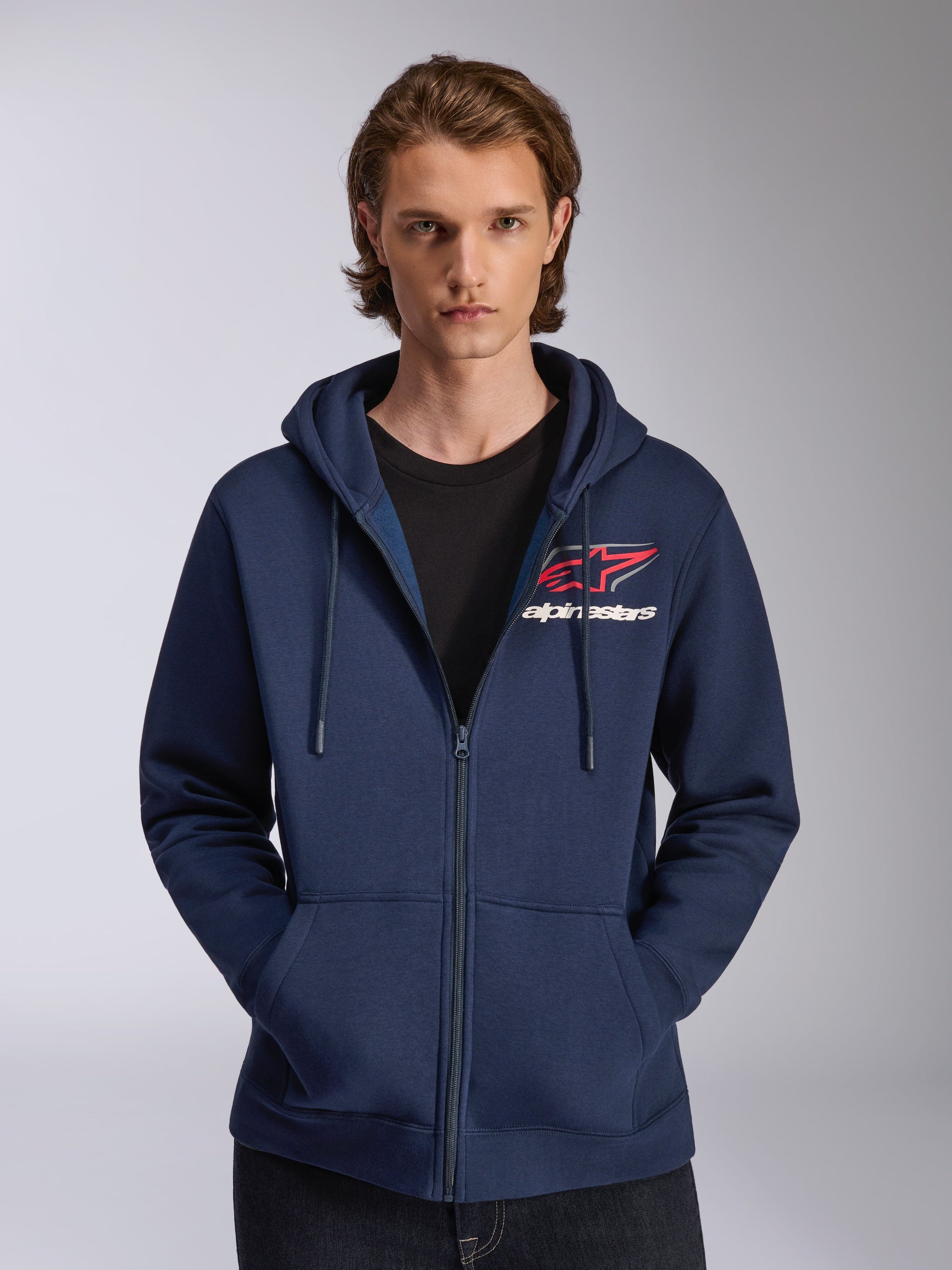 Alpinestars Formulation Hoodie, hoodie met ritssluiting, navy blauw, rood en wit borstlogo, capuchon met trekkoord, casual motorsport-geïnspireerd ontwerp