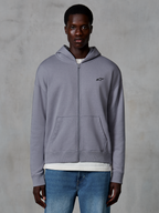Alpinestars Essentials Ageless Zip Hoodie, zilver, casual streetwear gedragen door model, fleece met volledige ritssluiting en klein zwart Astars-logo op de borst, kangoeroezakken, ontspannen pasvorm