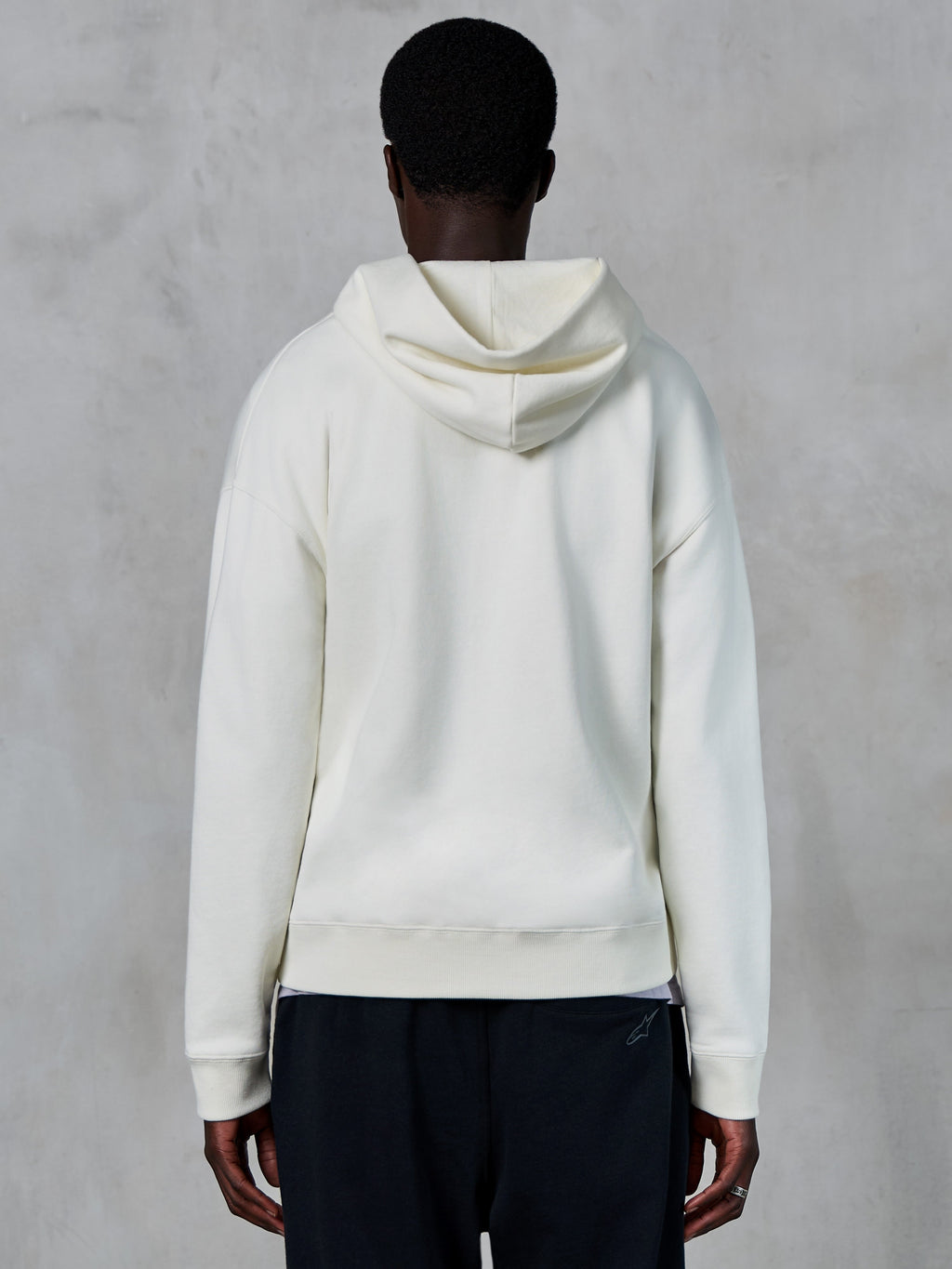 Alpinestars Essentials Ageless Zip Hoodie, Rückansicht, Off-White, lässige Streetwear, hochwertiges Kompakt-Fleece, entspannte Passform, gerippte Bündchen und Saum, klares minimalistisches Design