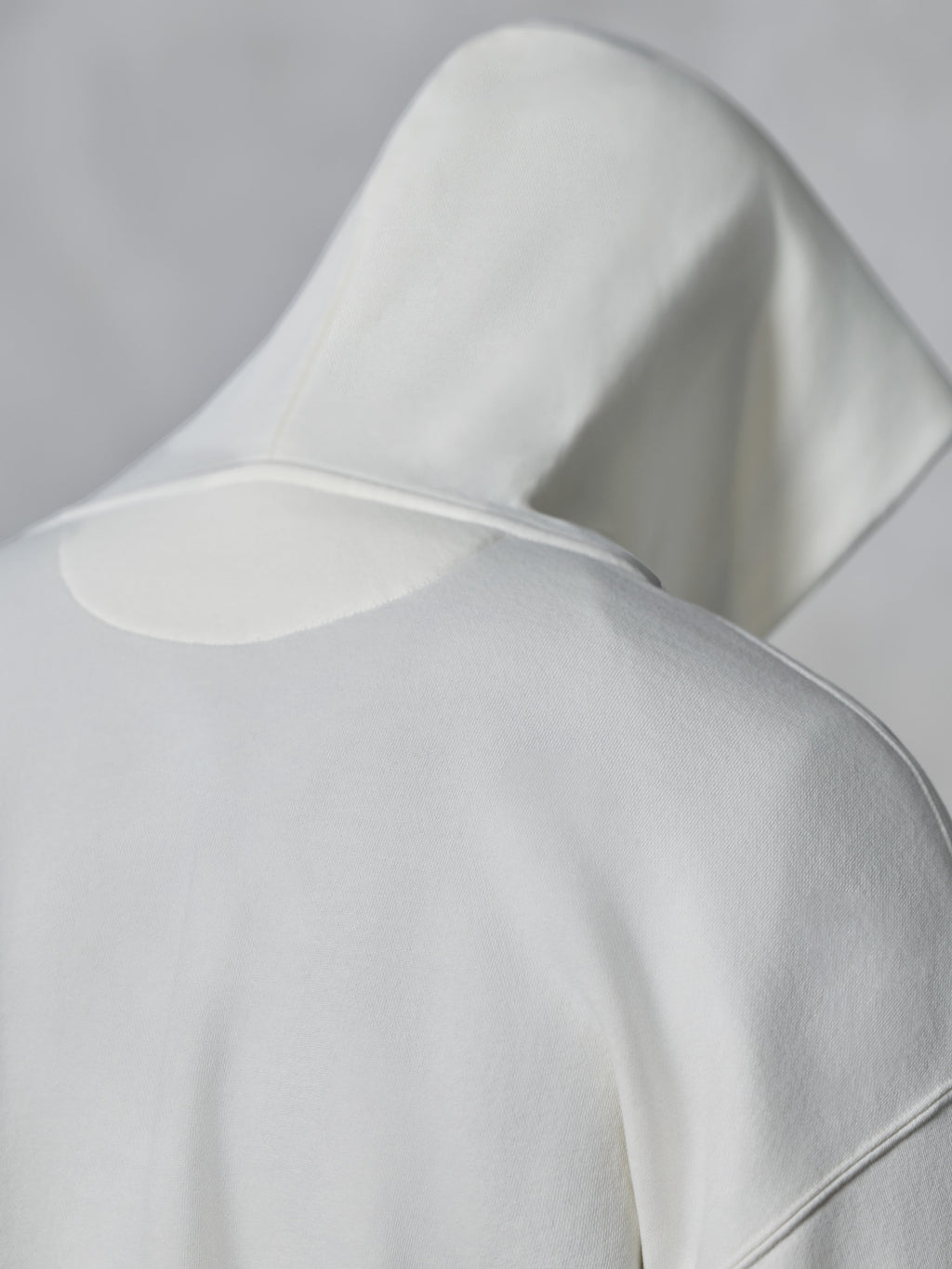 Alpinestars Essentials Ageless Zip Hoodie, Off White, Nahaufnahme der Rückseite von Kapuze und Schultern, weiches kompaktes Fleece-Gewebe, minimalistisches Design für den Alltag.
