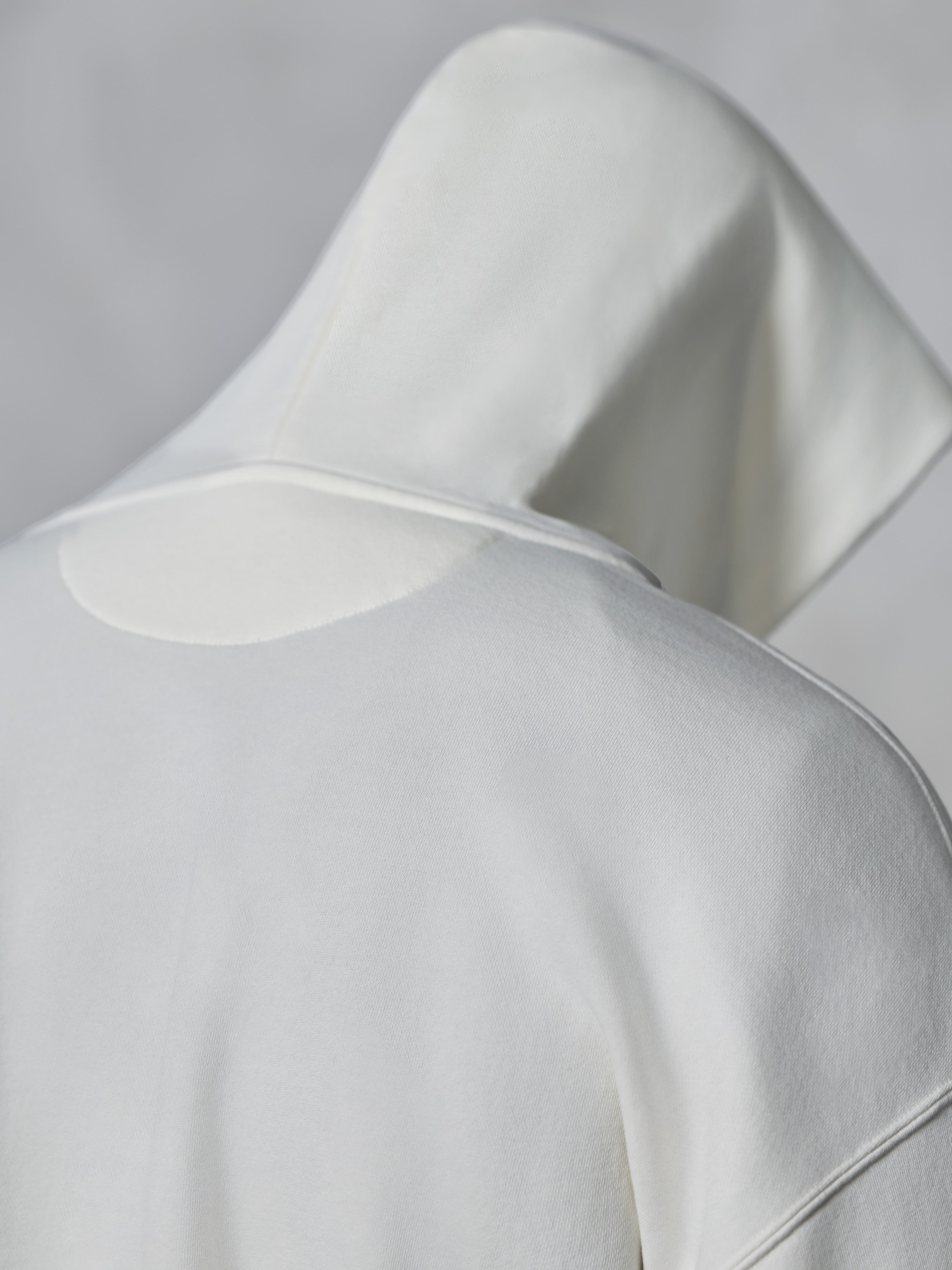 Alpinestars Essentials Ageless Zip Hoodie, Off White, Nahaufnahme der Rückseite von Kapuze und Schultern, weiches kompaktes Fleece-Gewebe, minimalistisches Design für den Alltag.