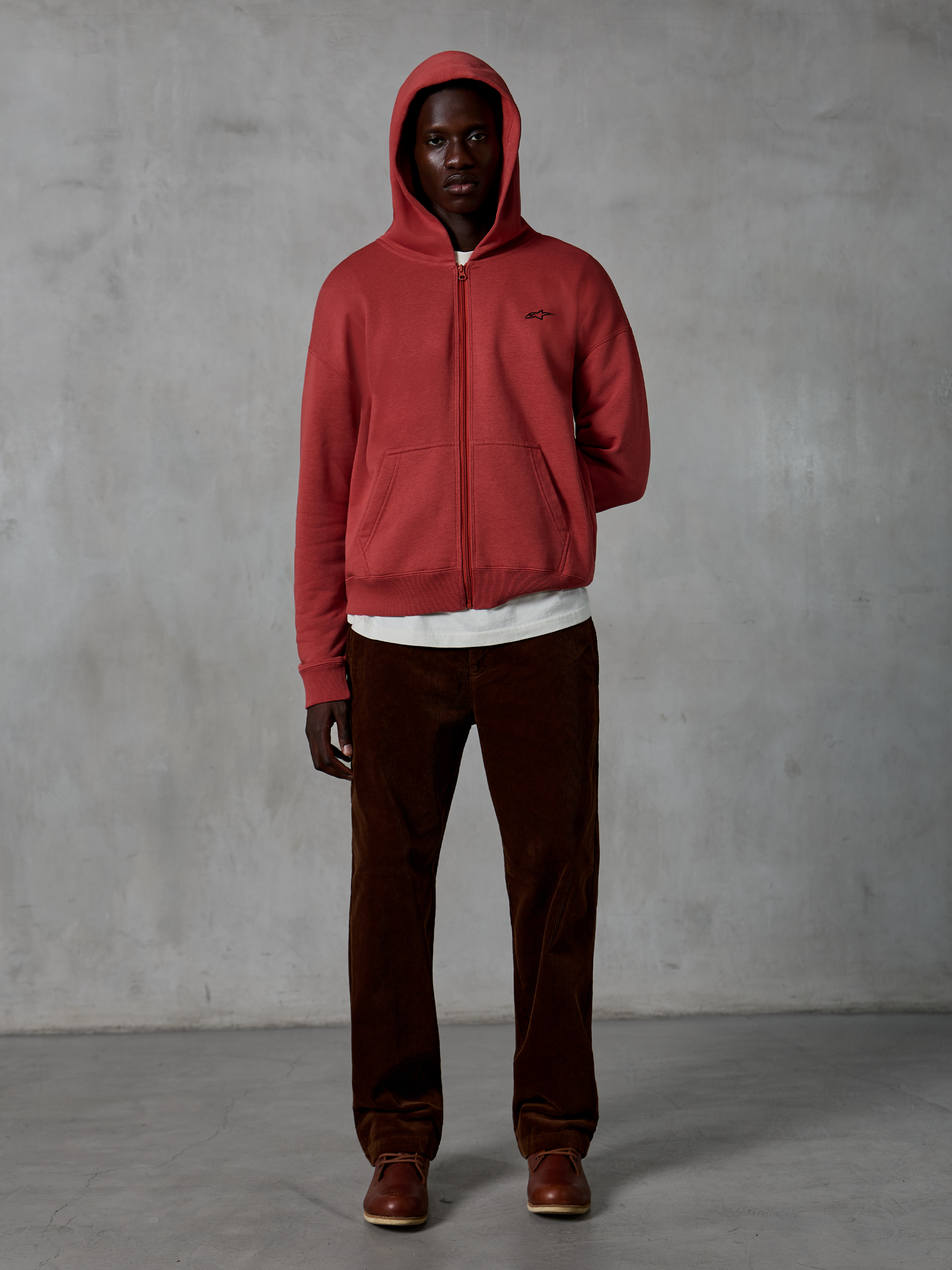 Alpinestars Essentials Ageless Zip Hoodie, lässige Sportbekleidung, Ziegelrot, durchgehender Reißverschluss mit Kapuze und Kordelzug, kleines Logo auf der Brust, entspannte Passform mit Stone-Wash-Finish