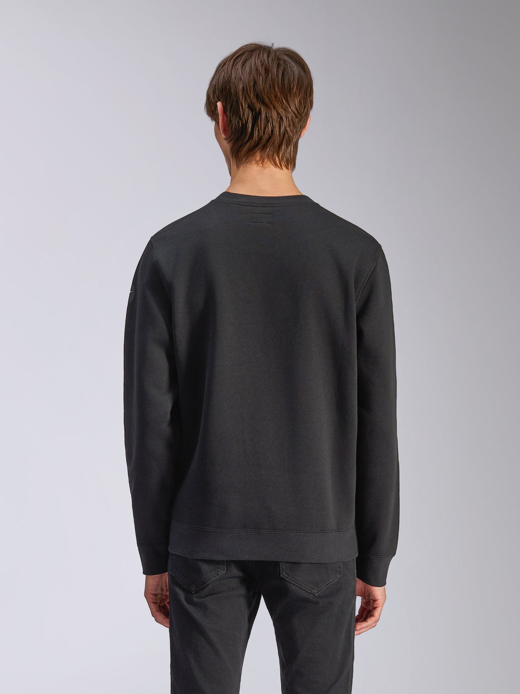 Alpinestars Bettern Crew, sweat-shirt à col rond, noir, vue arrière sur mannequin, doté de poignets et d'un ourlet côtelés, style streetwear décontracté inspiré du sport automobile