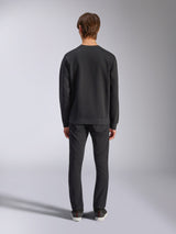 Alpinestars Bettern Crew, zwarte sweatshirt met ronde hals, achteraanzicht op model, geribbelde kraag en zoom, casual motorsport-geïnspireerde streetwear