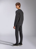Alpinestars Bettern Crew, sweat en polaire, noir, modèle masculin vu de dos et de profil, avec poignets et ourlet côtelés et un petit logo sur la manche, streetwear décontracté d'inspiration sport mécanique