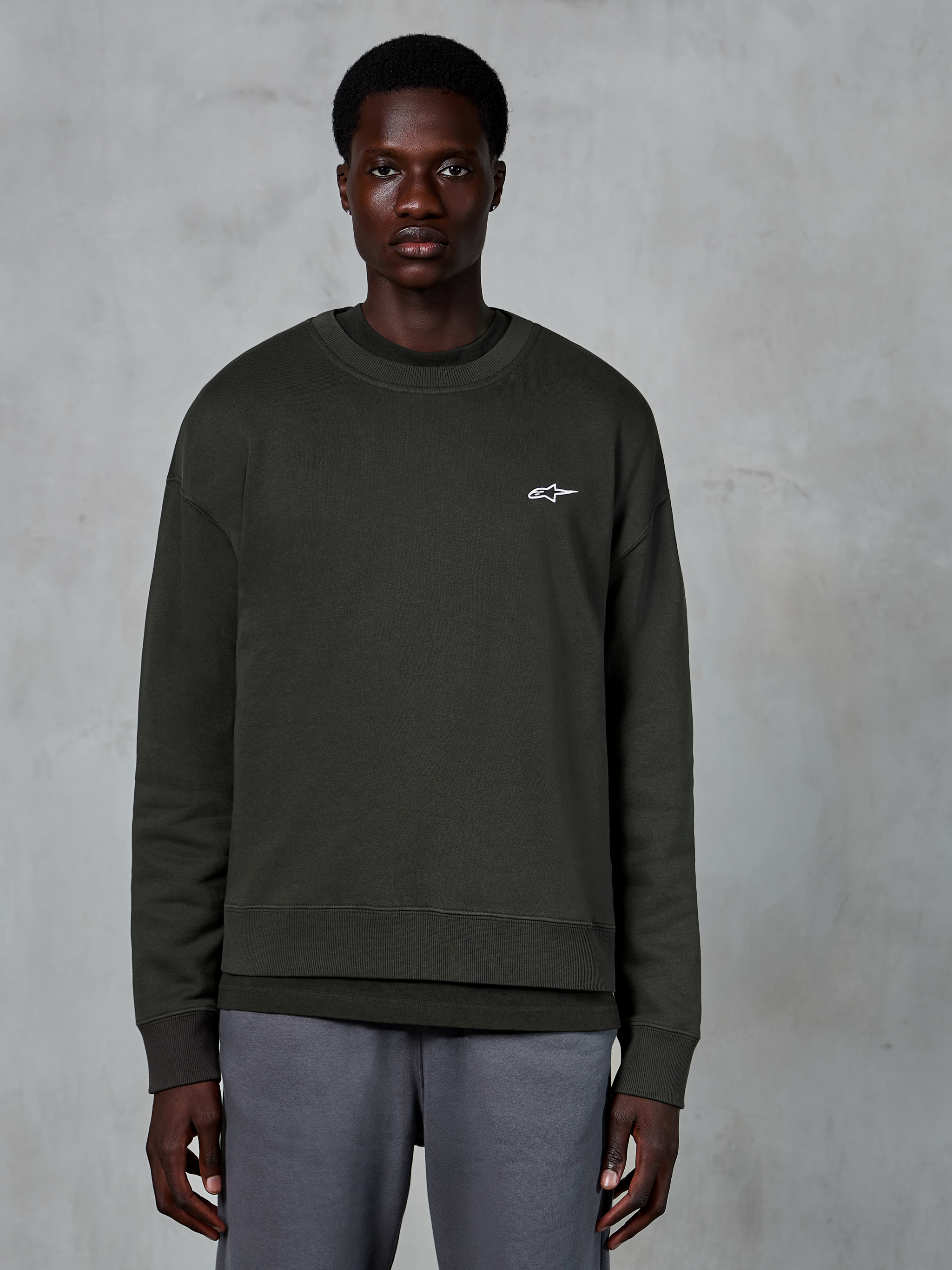 Alpinestars Essentials Ageless Crew, Rundhals-Sweatshirt, Off Black, mit kleinem weißen Alpinestars-Logo auf der Brust, hochwertiges Kompaktfleece, lässige Motorsport-Streetwear