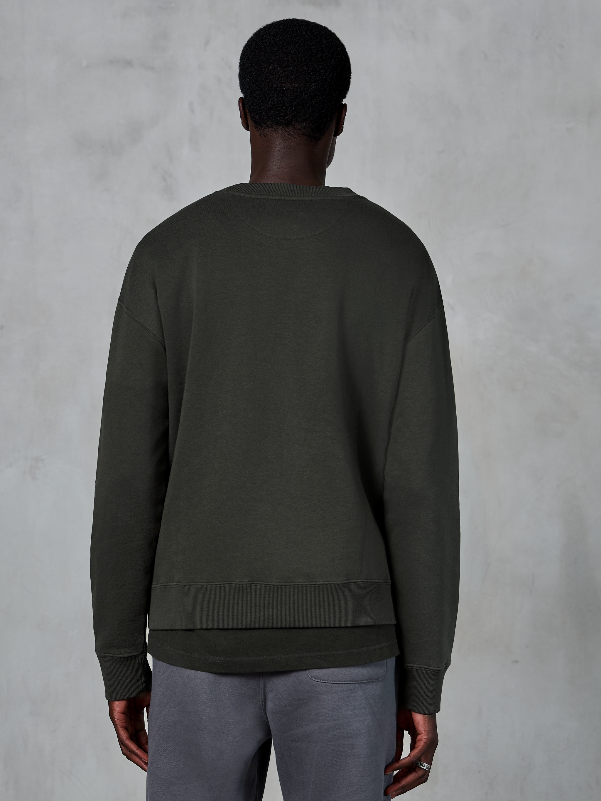Alpinestars Essentials Ageless Crew, Premium Rundhals-Sweatshirt, Off Black, Rückansicht, legere Lifestyle-Bekleidung mit entspannter Passform, gerippte Bündchen und Saum.