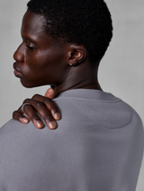 Alpinestars Essentials Ageless Crew, sweat-shirt à col rond argenté, vue rapprochée de l'épaule et de l'encolure côtelée, texture polaire premium délavée à la pierre, style streetwear décontracté au quotidien