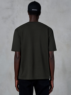 Alpinestars Essentials Ageless SS Tee, achteraanzicht van een T-shirt met korte mouwen, Off Black, biologisch katoenen jersey met een relaxte pasvorm, casual motorsport-geïnspireerde streetwear gecombineerd met een zwarte logopet