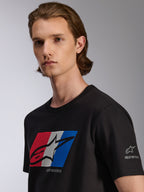 Alpinestars Global CSF Tee, T-shirt met korte mouwen, zwart, rood, wit en blauwe graphic met zwart shadow-logo, detailweergave op model, casual motorsport streetwear