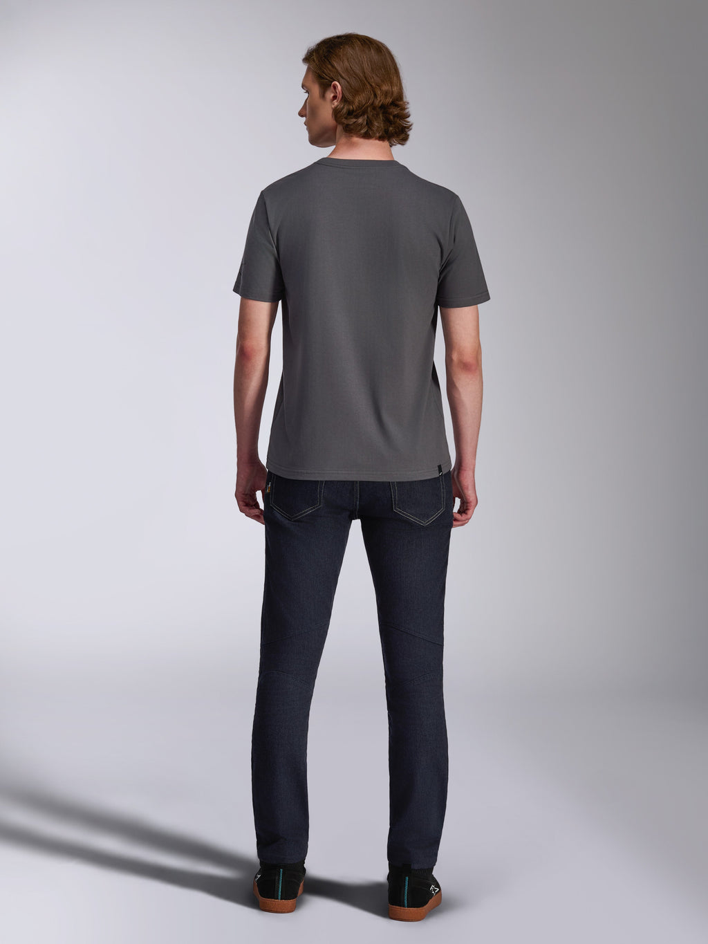 Alpinestars Waving CSF Tee, T-shirt met korte mouwen, Charcoal, achteraanzicht, gedragen met donkere denim jeans, casual op motorsport geïnspireerde streetwear