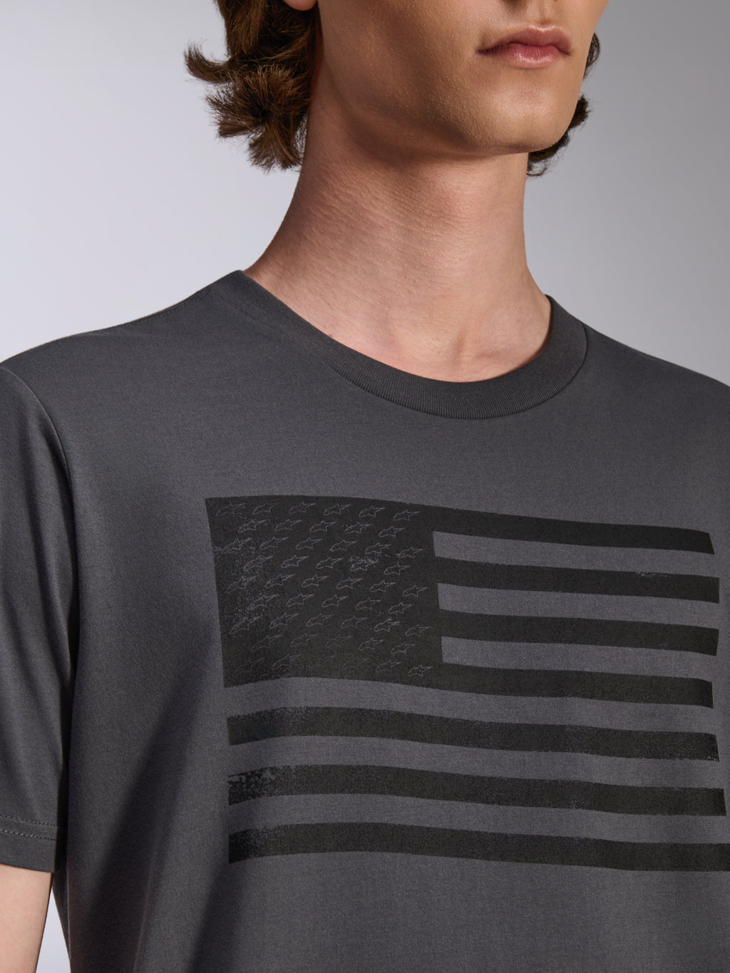 Alpinestars Waving CSF Tee, T-shirt met korte mouwen, antraciet, voorzien van een zwarte vlag-graphic met sterlogo's op de borst, casual motorsport streetwear