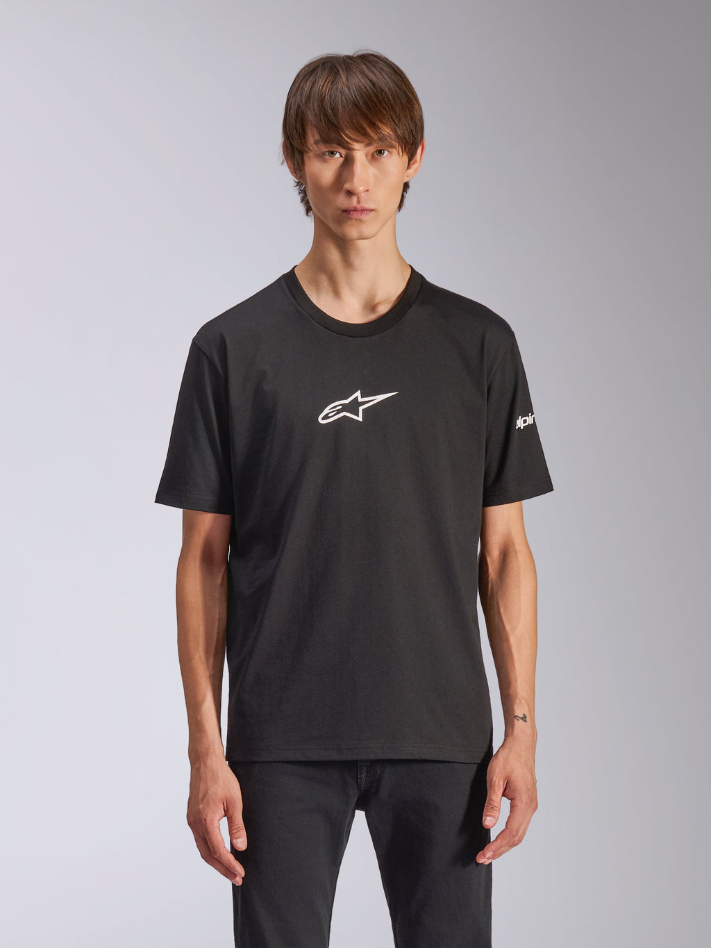 Alpinestars Frontal CSF T-shirt, shirt met korte mouwen, zwart, wit Astars-logo op de borst, gedragen door model, casual motorsportkleding