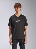 Alpinestars Frontal CSF T-shirt, shirt met korte mouwen, zwart, wit Astars-logo op de borst, gedragen door model, casual motorsportkleding