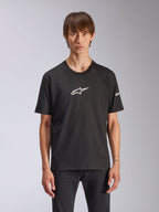 Alpinestars Frontal CSF T-shirt, shirt met korte mouwen, zwart, wit Astars-logo op de borst, gedragen door model, casual motorsportkleding