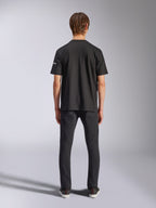 Alpinestars Frontal CSF Tee, T-shirt met korte mouwen, zwart, achteraanzicht op model in een zwarte jeans, casual performance streetwear met een klein wit logodetail op de mouw