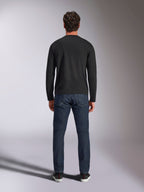 Alpinestars Trackside CSF Tee, T-shirt met lange mouwen, zwart, achteraanzicht op een model in een donkerblauwe spijkerbroek, casual motorsport streetwear