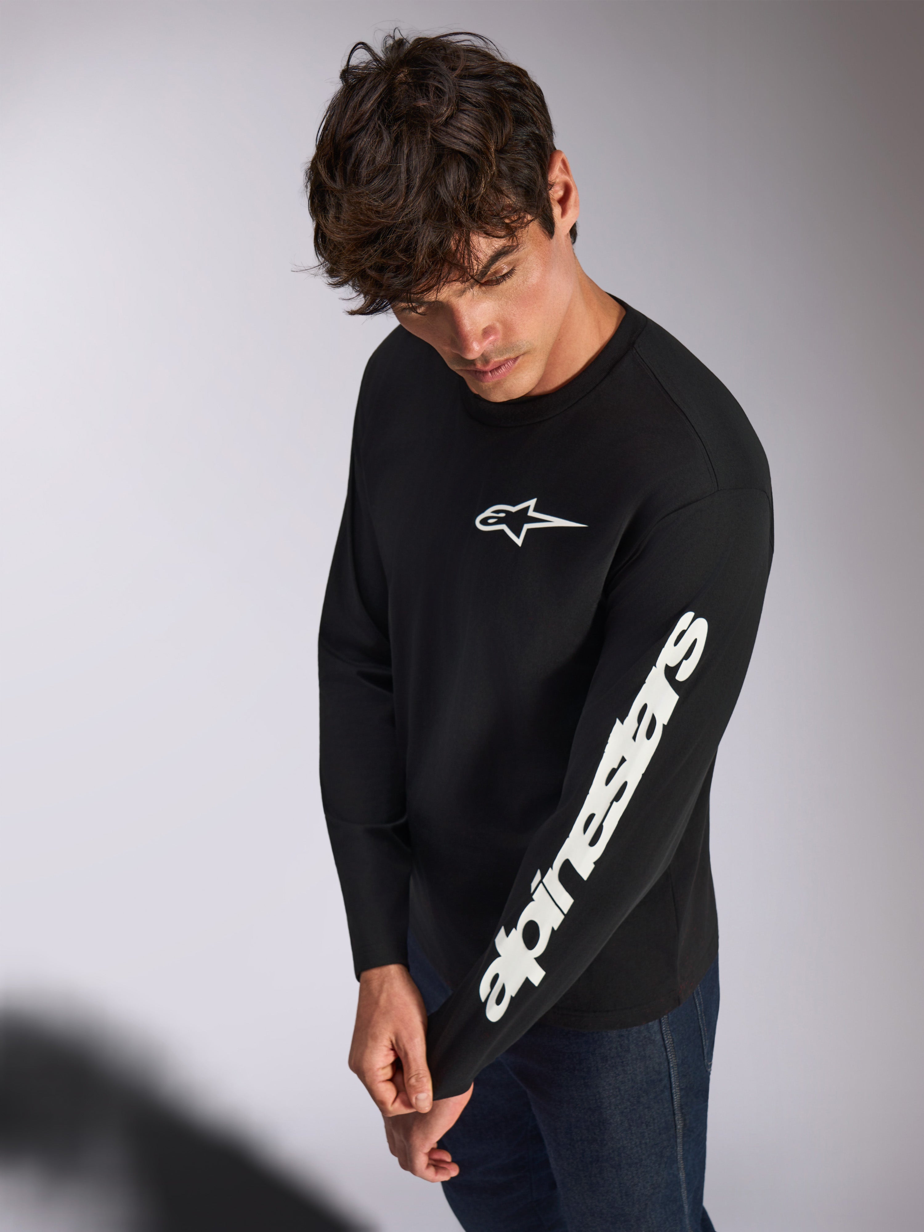 Alpinestars Trackside CSF Tee, T-shirt met lange mouwen, zwart, wit Alpinestars-logo op de borst en witte tekst op de linkermouw, casual motorsport streetwear