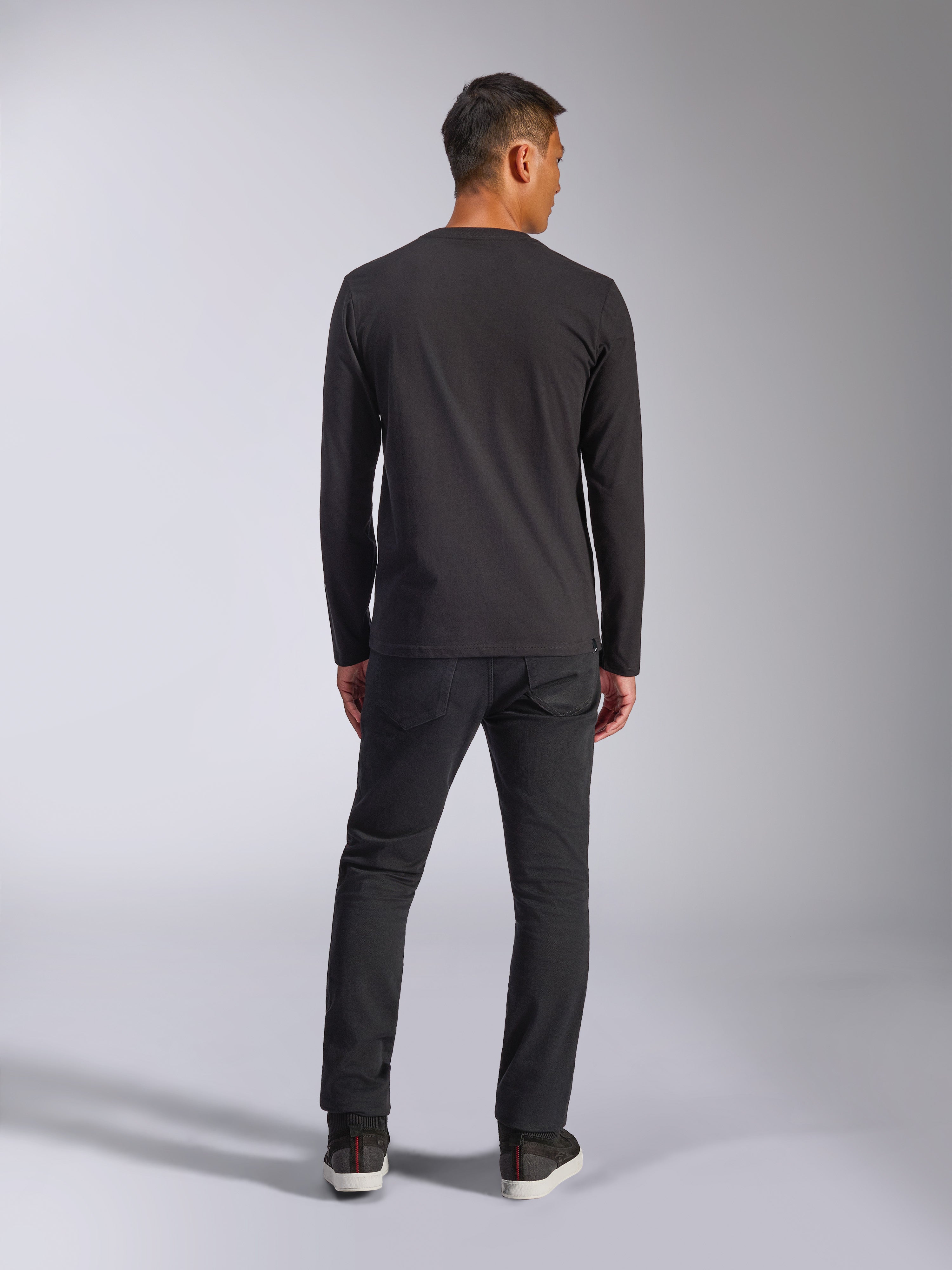 Alpinestars Trackside CSF Tee, T-shirt met lange mouwen, zwart, achteraanzicht van model dat het shirt draagt met een donkere broek, casual motorsport-geïnspireerde streetwear